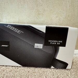 Bose SoundLink Flex SE Bluetooth Speaker in White